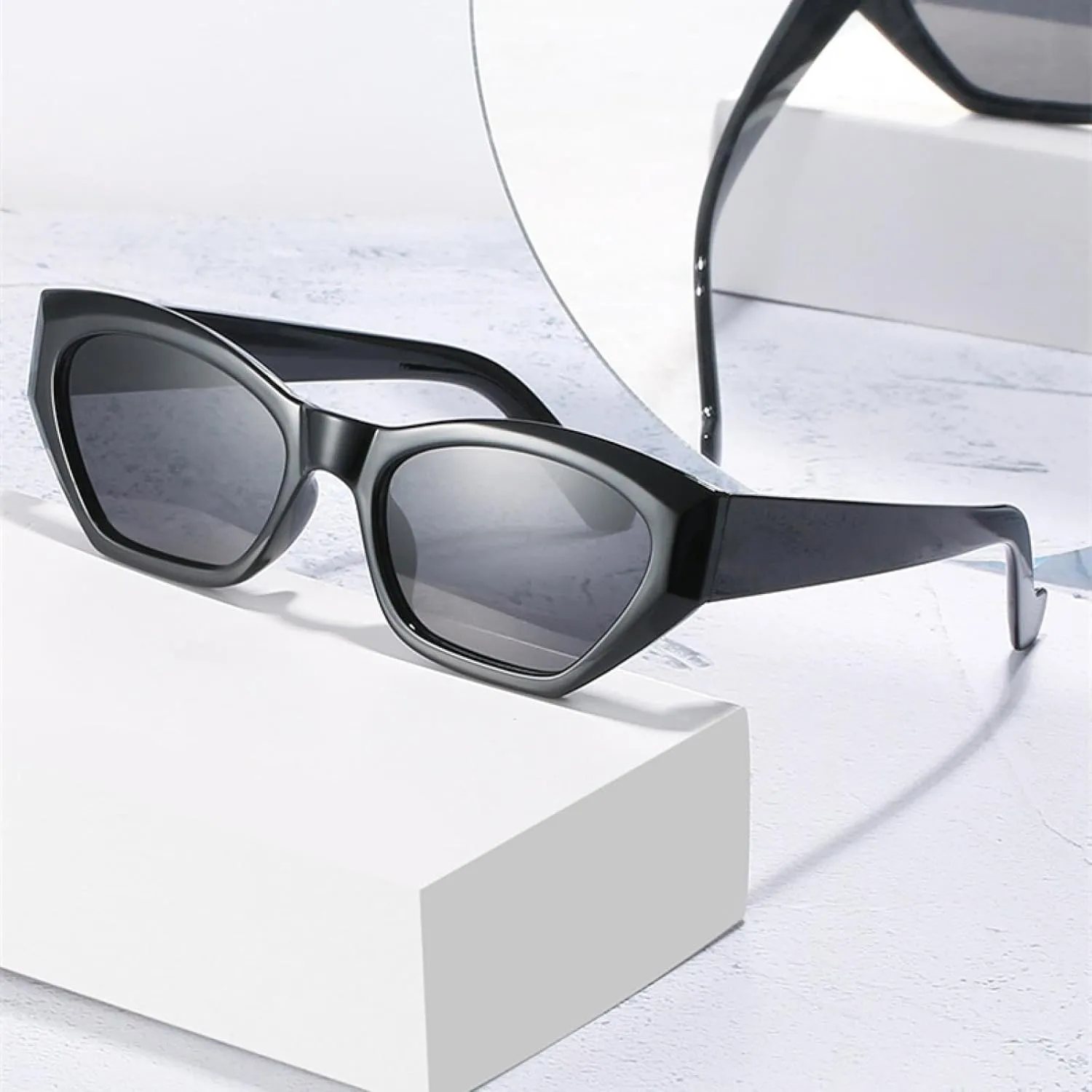 Vintage Small Sunglasses for Women Fashion Light Retro Cat Eye Uv400